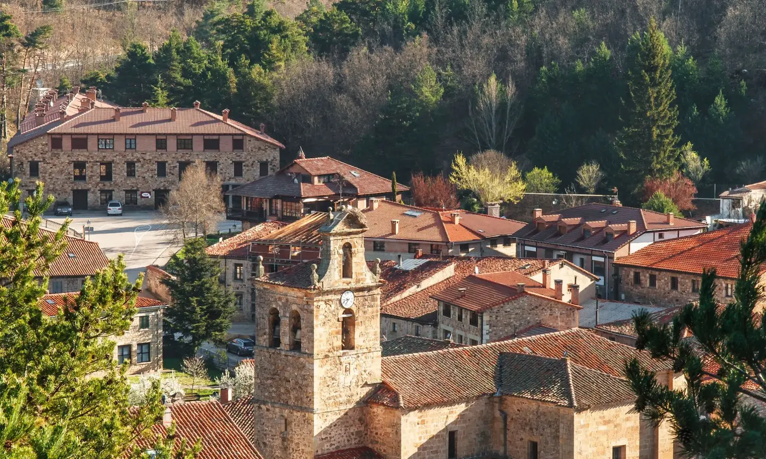 Vista aerea de Molinos de Duero, bañado por el duero y rodeado de pinares. 